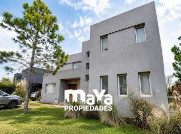 Casa · 250m² · 4 Ambientes · 4 Cocheras · Casa en Alquiler Amueblada con Pileta y Vista a La Laguna
