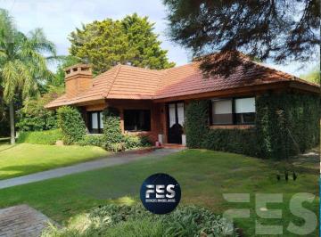 Casa · 156m² · 4 Ambientes · 3 Cocheras · Venta de Casa en Country Club El Paraiso