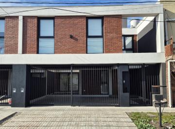 Casa · 145m² · 4 Ambientes · 2 Cocheras · Casa 4 Ambientes con Parque y Cochera Doble en Barrio Pompeya
