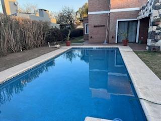 Casa · 900m² · 3 Dormitorios · 4 Cocheras