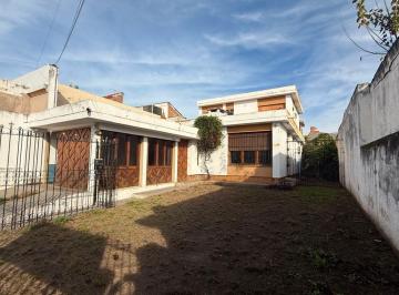 Casa · 225m² · 5 Ambientes · 1 Cochera · Se Vende Casa Céntrica a Refaccionar, Junín 163