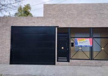 Casa · 150m² · 2 Dormitorios · 2 Cocheras · Casa en Temperley