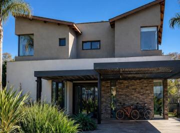 Casa · 300m² · 8 Ambientes · 2 Cocheras · Casa en Venta en Saint Thomas Este - Oeste