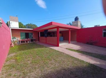 Casa · 250m² · 3 Ambientes · 1 Cochera · Venta de Casa 2 Dorm! Patio! Oportunidad!