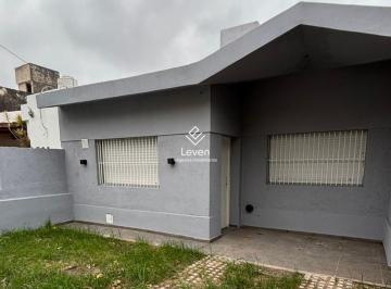 Casa · 88m² · 3 Ambientes · 1 Cochera · Venta Casa 2 Dorm. Apta Credito Villa Cabrera