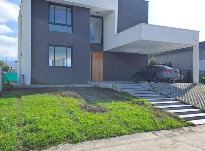 Casa · 220m² · 3 Dormitorios