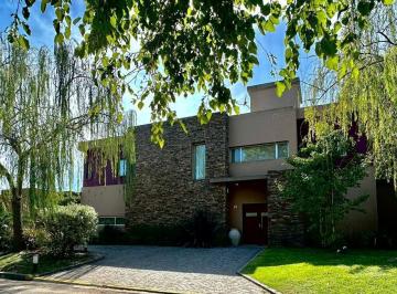 Casa · 325m² · 7 Ambientes · 2 Cocheras · Casa en Venta en Barrio Privado en Canning