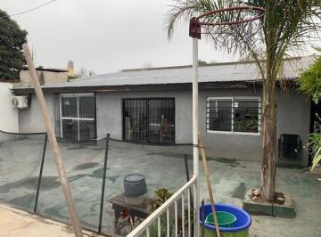 Casa · 570m² · 4 Ambientes · 2 Cocheras · 2 Casas a La Venta en Villa Rosa
