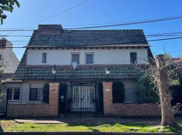 BET-BE1-10555_2 · Residencia Clásica en Punta Chica | 384 m² Cubiertos | Jardín Al Norte y Departa