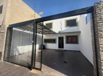 Casa de 5 ambientes, Villa Nueva · Alquiler | Dúplex Impecable 3 Dorm. y Cochera Doble en Villanueva