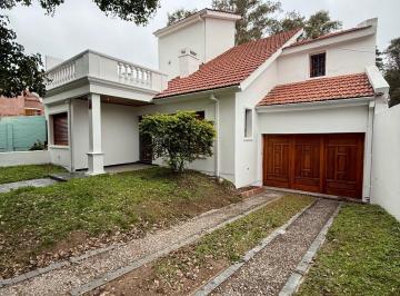 Casa · 210m² · 6 Ambientes · 2 Cocheras · Increíble Casa en Alquiler! con Muchos Espacios