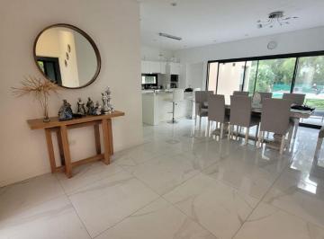 Casa de 5 ambientes, Berazategui · Casa de 5 Ambientes en La Reserva de Hudson - Venta / Alquiler