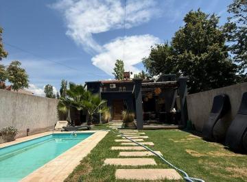 Casa · 206m² · 8 Ambientes · 3 Cocheras · Venta de Casa en La Puntilla Carril San Martin