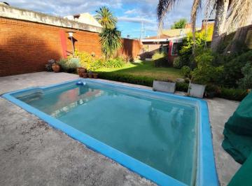 Casa · 163m² · 3 Ambientes · Venta Casa 3 Ambientes en Burzaco con Pileta