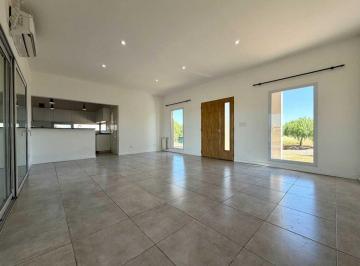 Casa · 141m² · 4 Ambientes · 1 Cochera · Venta Casa 4 Ambientes con Pileta en San Sebastian