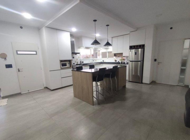 Casa · 104m² · 4 Ambientes · 2 Cocheras