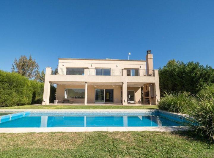 Casa · 195m² · 8 Ambientes · 2 Cocheras