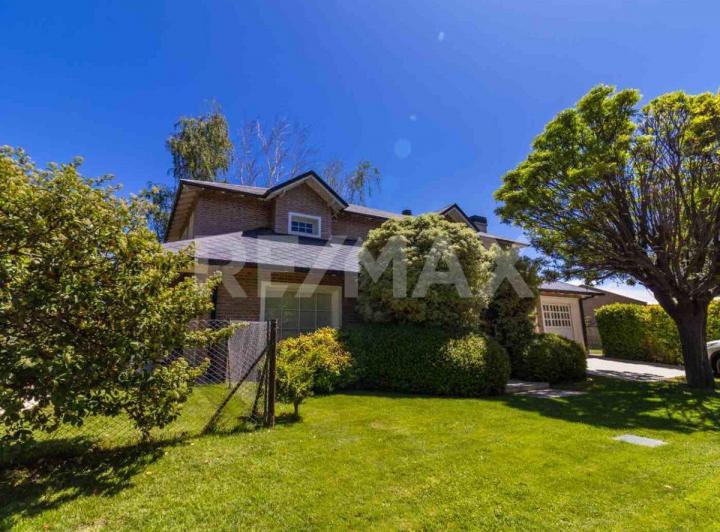Casa · 241m² · 7 Ambientes · 2 Cocheras
