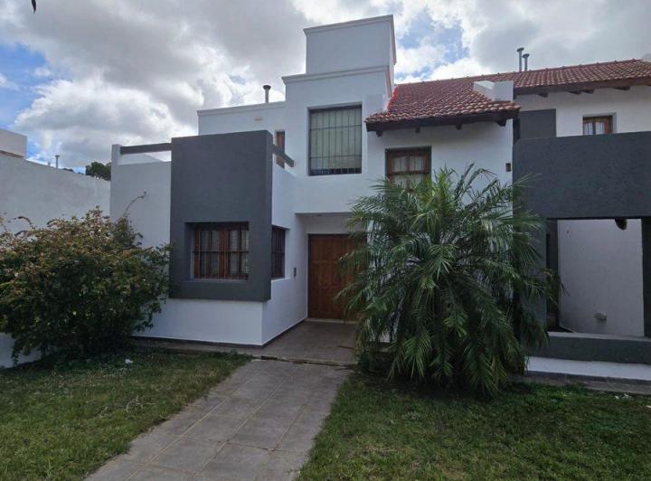 Casa · 244m² · 4 Ambientes · 2 Cocheras
