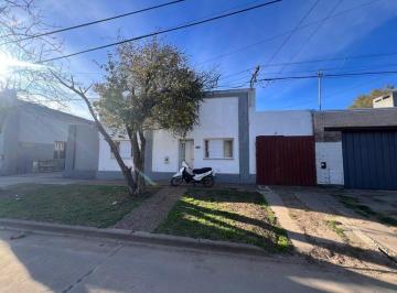 Casa · 115m² · 4 Ambientes · 1 Cochera · Venta Casa Tres Dorm. - Barrio Sur.
