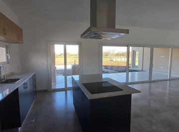 Casa · 135m² · 4 Ambientes · 2 Cocheras · Venta Casa 4 Amb. Pileta B° San Sebastián, Pilar