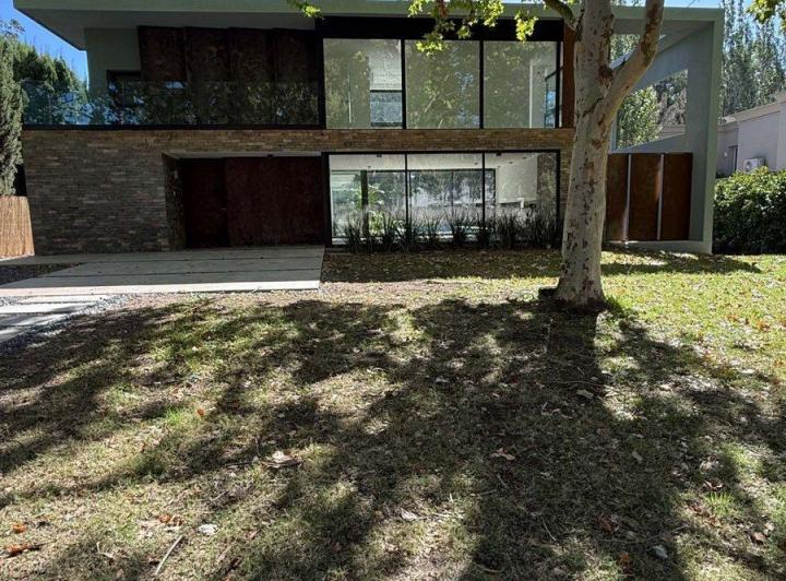 Casa · 360m² · 10 Ambientes · 2 Cocheras