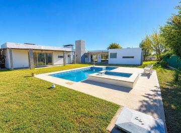 Quinta vacacional · 235m² · 3 Dormitorios · 1 Cochera · Casa Quinta Chuña 6091