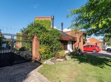 Casa · 256m² · 5 Ambientes · 2 Cocheras · Retasado B° Constitucion Importante Propiedad