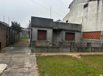 Casa · 70m² · 3 Ambientes · 4 Cocheras · Casa a Demoler Sobre Lote de 400 m², Oportunidad!