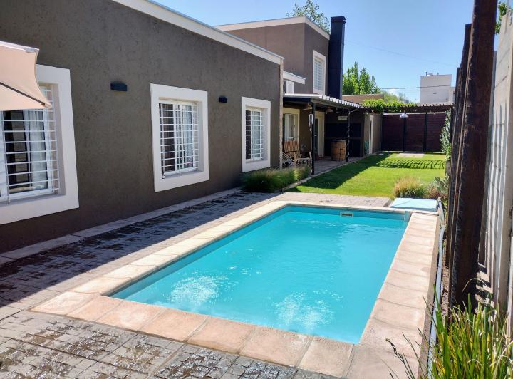 Casa · 240m² · 7 Ambientes · 2 Cocheras