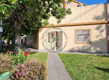Casa · 113m² · 8 Ambientes · Casa de 2 Plantas en Sargento Cabral