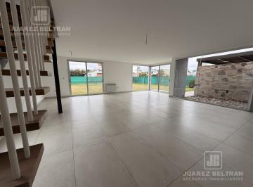 Casa · 200m² · 7 Ambientes · 2 Cocheras · Casa en Alquiler en Verandas - Siete Soles - 3 Dorm. Cochera