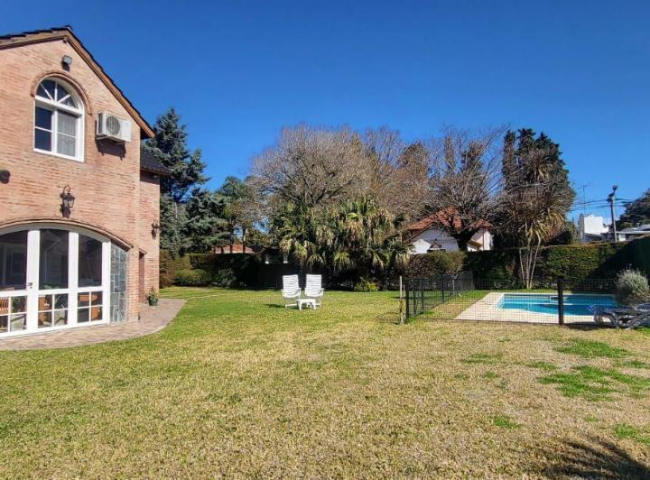 Casa · 250m² · 5 Ambientes · 2 Cocheras