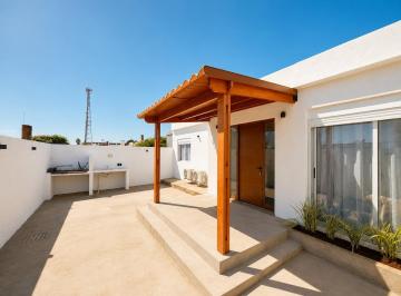 Casa · 70m² · 3 Ambientes · Casa en Alquiler o Venta de 2 Dorm. Céntrica en Colonia del Sacramento
