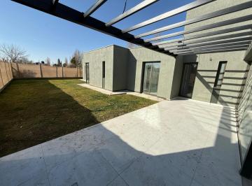 Casa · 155m² · 6 Ambientes · 2 Cocheras · Casa de Categoría en Venta – Barrio Gardens, Luján de Cuyo