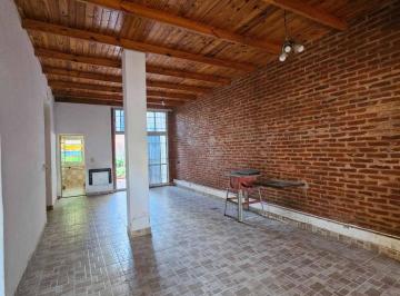 Casa · 193m² · 5 Ambientes · 1 Cochera · Casa de 5 Amb. en Venta en Villa Maipú con Jardín