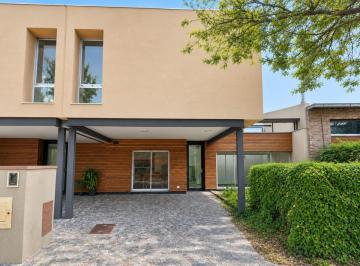 Casa · 131m² · 3 Ambientes · 2 Cocheras · Venta Casa 3 Amb Cochera Patio Hurlingham