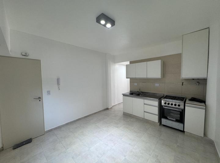 Departamento 2 Ambientes en Alquiler en Parque Chacabuco con Balcón Al Frente