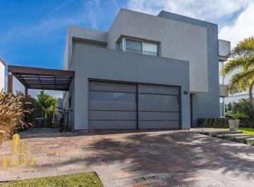 Casa · 280m² · 6 Ambientes · 4 Cocheras · Venta Casa de Estilo Moderno en Barrio Privado Nuevo Quilmes