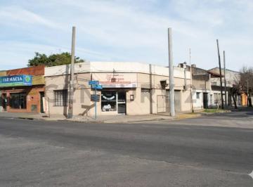 Casa · 196m² · 4 Ambientes · 1 Cochera · Venta Casa con Local Comercial Acepta Permuta