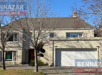Frente de la propiedad con jardin · Casa Al Rio en Venta en Barrio Las Caletas Nordelta