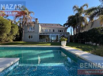 Piscina con deck · Casa Al Rio en Venta en Barrio Las Caletas Nordelta