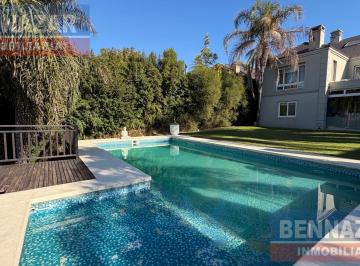 Piscina con deck · Venta Casa 7 Ambientes en Barrio Las Caletas Nordelta