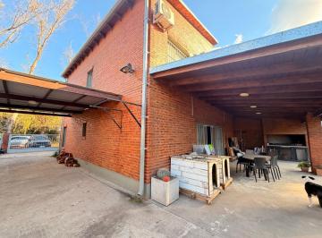 Casa · 200m² · 5 Ambientes · Casa en Venta en Ibarlucea con Jardin y Pileta