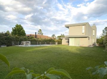 Casa de 7 ambientes, Santo Tomé · Viví con Estilo en Aires del Llano. Propiedad Impecable con Gran Parque y Piscina.