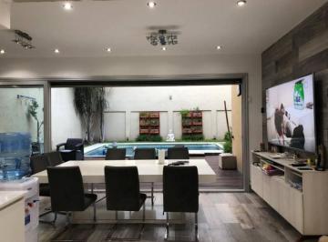 Casa · 500m² · 8 Dormitorios · 1 Cochera · Imponente Propiedad en Ramos Mejía. Gran Categoría y Ubicación