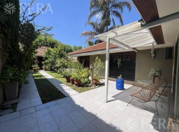 Casa · 137m² · 3 Ambientes · 2 Cocheras · Venta de Casa 3 Ambientes con Jardín y Cochera en Bernal