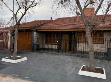 Casa de 5 ambientes, Godoy Cruz · Barrio Parque Casa en Venta y Alquiler