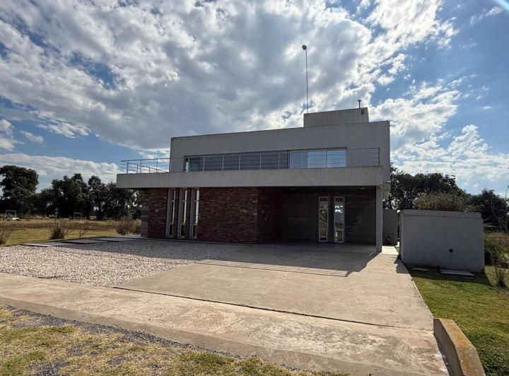 Casa · 256m² · 5 Ambientes · 6 Cocheras