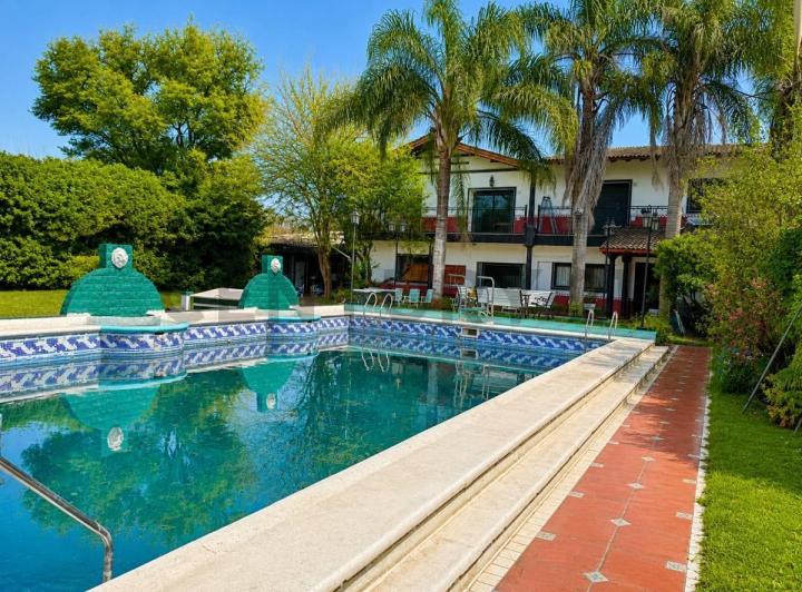 Casa · 400m² · 6 Ambientes · 4 Cocheras